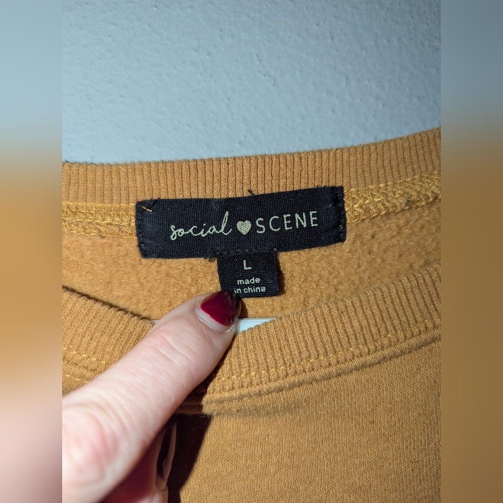 Social scene harvest Brown crewneck sweatshirt large with mushroom patch 24x32x3 - Picture 2 of 4